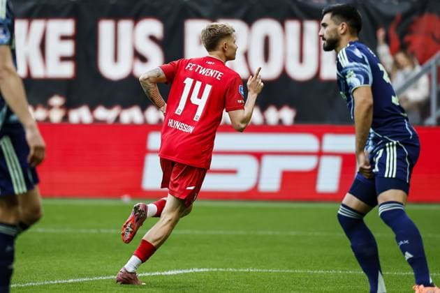 ENSCHEDE - Kristian Hlynsson of FC Twente celebrates the 1-0 goal during the Dutch Eredivisie match between FC Twente and AFC Ajax at the Grolsch Veste Stadium on October 26, 2025, in Enschede, Netherlands. ANP VINCENT JANNINK Eredivisie 2025-2026 xVIxANPxSportx xxANPxIVx 540350517 originalFilename: 540350517.jpg