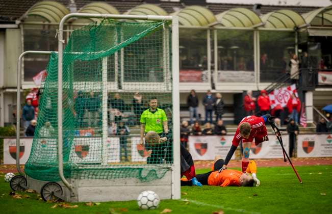 Düsseldorf, Germany 25h Oct 2025 Jonas Lappe F95 takes care of goalkeeper Andreas Lehmann BFC Fortuna Düsseldorf BFC Preussen Berlin German Amputee Championship 25 10 2025