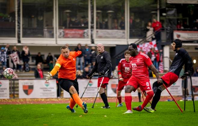 Düsseldorf, Germany 25h Oct 2025 Setonji Ogunbiji F95 , Goalkeeper Andreas Lehmann, Adnan Harram BFC Fortuna Düsseldorf BFC Preussen Berlin German Amputee Championship 25 10 2025
