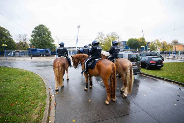 26 10 2025 Soccer, 2025 2026, 2 Bundesliga, 10 Matchday, Eintracht Braunschweig Hannover 96 Police in front of the stadium before the match DFL REGULATIONS PROHIBIT ANY USE OF PHOTOGRAPHS AS IMAGE SEQUENCES AND OR QUASI VIDEO Braunschweig Lower Saxony Germany Eintracht Stadion