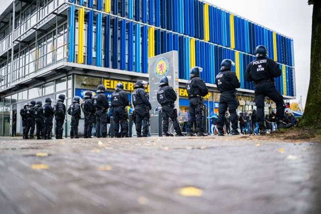 26 10 2025 Soccer, 2025 2026, 2 Bundesliga, 10 Matchday, Eintracht Braunschweig Hannover 96 Police in front of the stadium before the match DFL REGULATIONS PROHIBIT ANY USE OF PHOTOGRAPHS AS IMAGE SEQUENCES AND OR QUASI VIDEO Braunschweig Lower Saxony Germany Eintracht Stadion