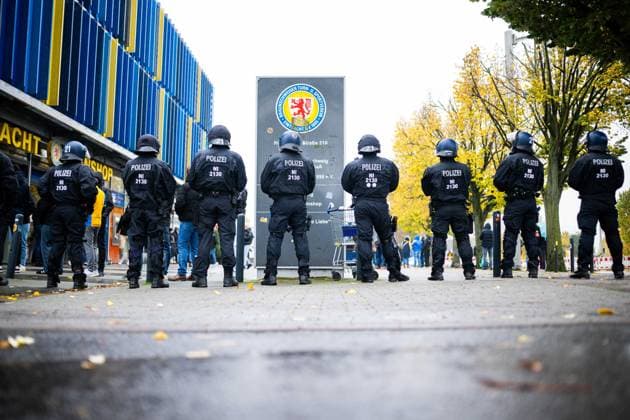 26 10 2025 Soccer, 2025 2026, 2 Bundesliga, 10 Matchday, Eintracht Braunschweig Hannover 96 Police in front of the stadium before the match DFL REGULATIONS PROHIBIT ANY USE OF PHOTOGRAPHS AS IMAGE SEQUENCES AND OR QUASI VIDEO Braunschweig Lower Saxony Germany Eintracht Stadion