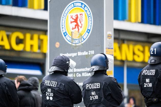 26 10 2025 Soccer, 2025 2026, 2 Bundesliga, 10 Matchday, Eintracht Braunschweig Hannover 96 Police in front of the stadium before the match DFL REGULATIONS PROHIBIT ANY USE OF PHOTOGRAPHS AS IMAGE SEQUENCES AND OR QUASI VIDEO Braunschweig Lower Saxony Germany Eintracht Stadion
