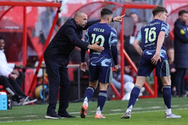 Head Coach John Heitinga of AFC Ajax coaches his players during the match FC Twente vs AFC Ajax at the Grolsch Veste for the Dutch Vriendenloterij Eredivisie season 2025-2026 in ENSCHEDE, Netherlands on 26 october 2025, (photo by Peter Lous EYE4images DeFodi Images) Head Coach John Heitinga of AFC Ajax coaches his players during the match FC Twente vs AFC Ajax at the Grolsch Veste for the Dutch Vriendenloterij Eredivisie season 2025 2026 in ENSCHEDE, Netherlands on 26 october 2025, photo by Peter Lous EYE4images DeFodi Images