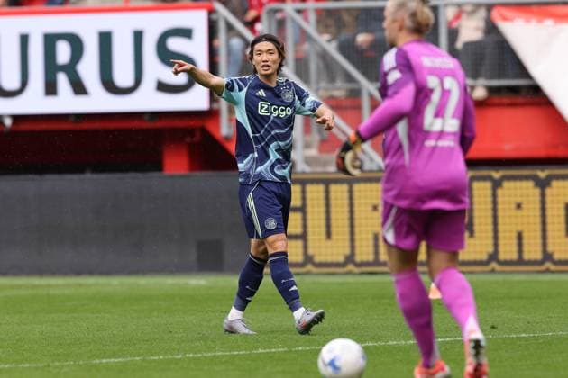 Ko Itakura of AFC Ajax coaches his teammates during the match FC Twente vs AFC Ajax at the Grolsch Veste for the Dutch Vriendenloterij Eredivisie season 2025-2026 in ENSCHEDE, Netherlands on 26 october 2025, (photo by Peter Lous EYE4images DeFodi Images) Ko Itakura of AFC Ajax coaches his teammates during the match FC Twente vs AFC Ajax at the Grolsch Veste for the Dutch Vriendenloterij Eredivisie season 2025 2026 in ENSCHEDE, Netherlands on 26 october 2025, photo by Peter Lous EYE4images DeFodi Images