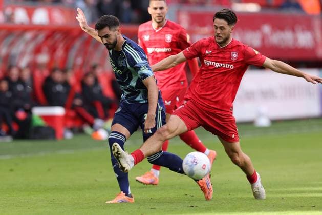 Josip Sutalo of AFC Ajax battles for the ball with Ricky van Wolfswinkel of FC Twente during the match FC Twente vs AFC Ajax at the Grolsch Veste for the Dutch Vriendenloterij Eredivisie season 2025-2026 in ENSCHEDE, Netherlands on 26 october 2025, (photo by Peter Lous EYE4images DeFodi Images) Josip Sutalo of AFC Ajax battles for the ball with Ricky van Wolfswinkel of FC Twente during the match FC Twente vs AFC Ajax at the Grolsch Veste for the Dutch Vriendenloterij Eredivisie season 2025 2026 in ENSCHEDE, Netherlands on 26 october 2025, photo by Peter Lous EYE4images DeFodi Images