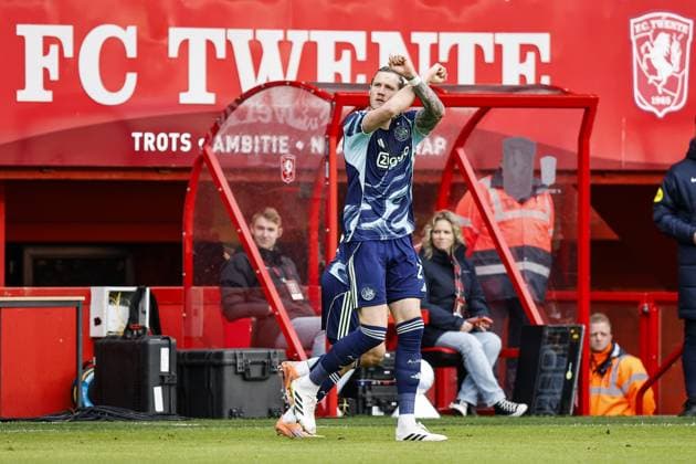 ENSCHEDE - Wout Weghorst of Ajax celebrates the 1-1 during the Dutch Eredivisie match between FC Twente and AFC Ajax at the De Grolsch Veste Stadium on October 26, 2025, in Enschede, Netherlands. ANP VINCENT JANNINK Eredivisie 2025-2026 xVIxANPxSportx xxANPxIVx 540354611 originalFilename: 540354611.jpg