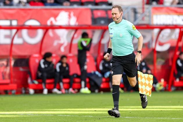 2025-10-26 FC Twente v AFC Ajax - Dutch Eredivisie ENSCHEDE, NETHERLANDS - OCTOBER 26: Assistent Referee Erwin Zeinstra looks on during the Dutch Eredivisie match between FC Twente and AFC Ajax at De Grolsch Veste on October 26, 2025 in Enschede, Netherlands. Enschede De Grolsch Veste Netherlands Content not available for redistribution in The Netherlands directly or indirectly through any third parties. Copyright: xBenxGalx