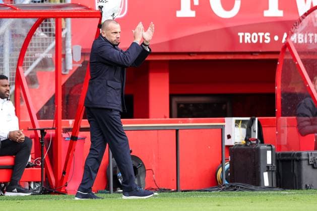 2025-10-26 FC Twente v AFC Ajax - Dutch Eredivisie ENSCHEDE, NETHERLANDS - OCTOBER 26: Head Coach John Heitinga of AFC Ajax during the Dutch Eredivisie match between FC Twente and AFC Ajax at De Grolsch Veste on October 26, 2025 in Enschede, Netherlands. Enschede De Grolsch Veste Netherlands Content not available for redistribution in The Netherlands directly or indirectly through any third parties. Copyright: xBenxGalx