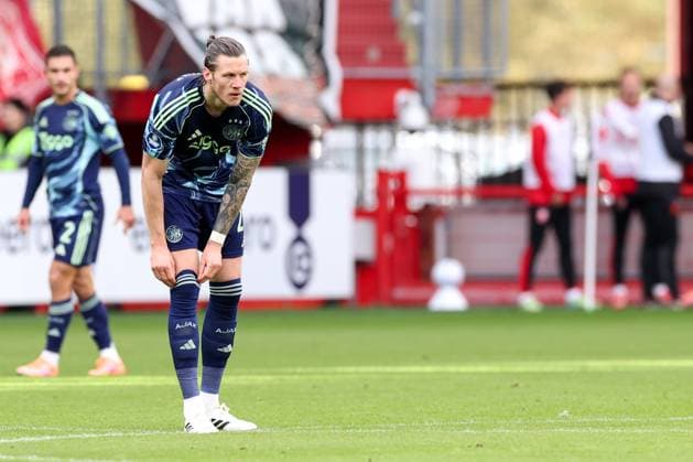 2025-10-26 FC Twente v AFC Ajax - Dutch Eredivisie ENSCHEDE, NETHERLANDS - OCTOBER 26: Wout Weghorst of AFC Ajax looks on during the Dutch Eredivisie match between FC Twente and AFC Ajax at De Grolsch Veste on October 26, 2025 in Enschede, Netherlands. Enschede De Grolsch Veste Netherlands Content not available for redistribution in The Netherlands directly or indirectly through any third parties. Copyright: xBenxGalx