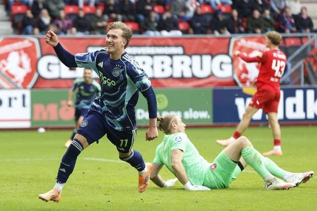 ENSCHEDE, 26-10-2025, Grolsch Veste Stadium, season 2025 2026 , Dutch Eredivisie football Match FC Twente and Ajax. Picture show Mika Godts scores 1-3 Twente - Ajax  x31697384x Copyright: