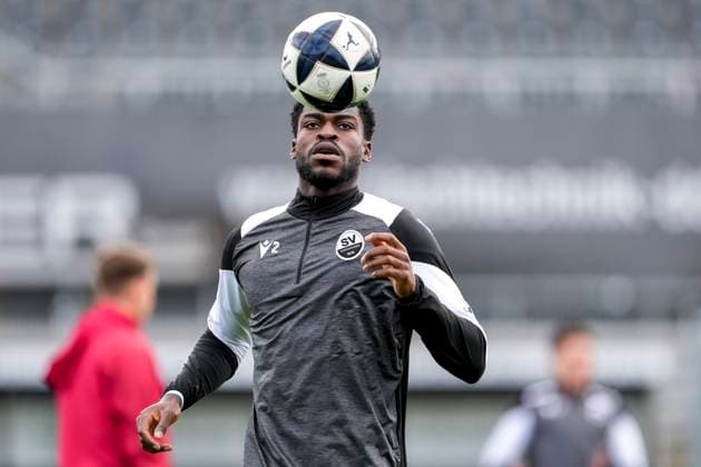 Kwabe Schulz SVS, 2 , on the ball, single picture, single photo, action, action, 26 10 2025, Sandhausen Germany , Soccer, Regionalliga Südwest, SV Sandhausen FC Bayern Alzenau xozx