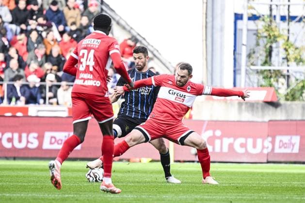 Club s Brandon Mechele and Antwerp s Vincent Janssen pictured in action during a soccer match between Royal Antwerp FC and Club Brugge, Sunday 26 October 2025 in Antwerp, on day 12 of the 2025-2026 Jupiler Pro League first division of the Belgian championship. TOM GOYVAERTS TomxGoyvaerts  x138003620x