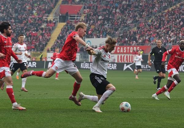 26 10 2025 Soccer Season 2025 2026 2 Soccer Bundesliga 10 Matchday 1 FC Kaiserslautern FCK Lautern Red Devils 1 FC Nuremberg FCN Club Sportfoto Zink DaMa xdaxmax DFL regulations prohibit any use of photographs as image sequences and or quasi video only for editorial use Mika Haas 22, 1 FC Kaiserslautern FCK with foul on Tim Drexler 15, 1 FC Nuremberg FCN for penalty for FCN