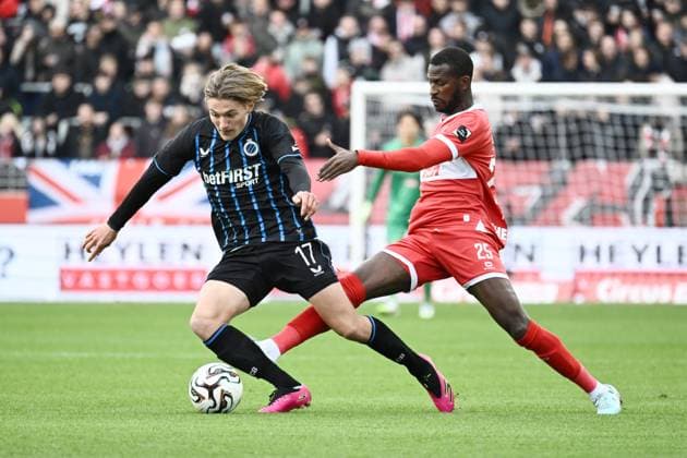 Club s Romeo Vermant and Antwerp s Kiki Kouyate fight for the ball during a soccer match between Royal Antwerp FC and Club Brugge, Sunday 26 October 2025 in Antwerp, on day 12 of the 2025-2026 Jupiler Pro League first division of the Belgian championship. MAARTENxSTRAETEMANS  x138003807x