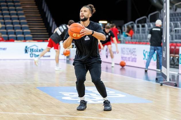 Kaza Kajami Keane Niners Chemnitz, 10 , warm up, before the start of the game, single picture, single photo, portrait, portraet, BMA365 Bamberg Baskets vs Niners Chemnitz, Basketball, easyCredit BBL, 5 Matchday, 26 10 2025 BMA365 Bamberg Baskets vs Niners Chemnitz, Basketball, easyCredit BBL, 5 Matchday, 26 10 2025 Bamberg Copyright: xEibner-Pressefoto G.xSantemizx EP_EER
