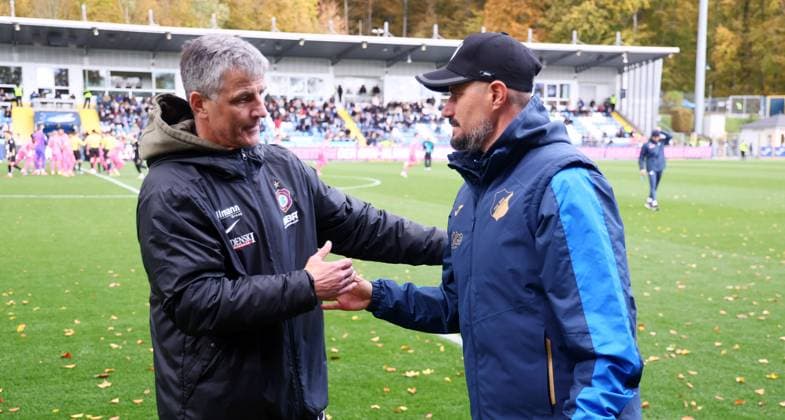Hoffenheim, 26 10 2025, Dietmar Hopp Stadion, Fußball, 3 Liga, 12 Spieltag , TSG Hoffenheim vs FC Erzgebirge Aue , In the picture from left coach Jens Härtel Haertel, Erzgebirge Aue, coach Stefan Kleineheismann, TSG Hoffenheim , Nur für journalistische Zwecke Only for editorial use , DFB DFL regulations prohibit any use of photographs as image sequences and or quasi video , Picture Point