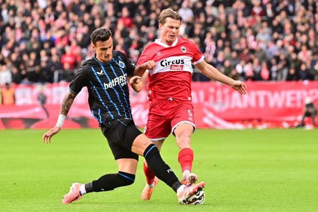 Royal Antwerp FC v Club Brugge - Jupiler Pro League DEURNE, BELGIUM - OCTOBER 26 : Foulon Daam defender of Royal Antwerp FC and Stankovic Aleksandar midfielder of Club Brugge battle for the ball during the Jupiler Pro League match between Royal Antwerp FC and Club Brugge on October 26, 2025 in Deurne, Belgium, 26 10 2025 Deurne Belgium  Copyright: xPeterxDexVoechtx
