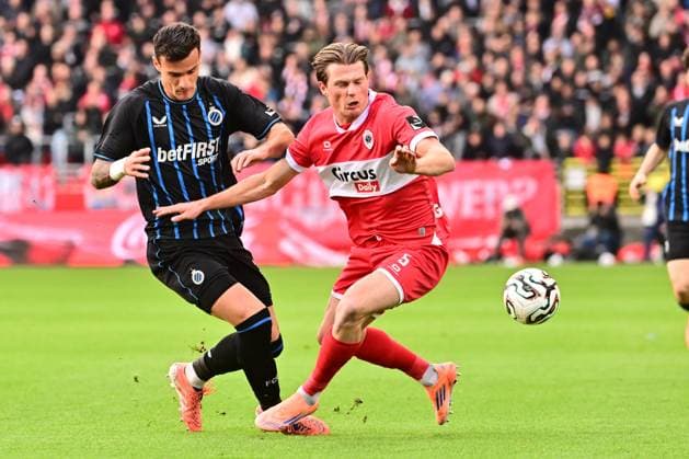 Royal Antwerp FC v Club Brugge - Jupiler Pro League DEURNE, BELGIUM - OCTOBER 26 : Foulon Daam defender of Royal Antwerp FC and Stankovic Aleksandar midfielder of Club Brugge battle for the ball during the Jupiler Pro League match between Royal Antwerp FC and Club Brugge on October 26, 2025 in Deurne, Belgium, 26 10 2025 Deurne Belgium  Copyright: xPeterxDexVoechtx