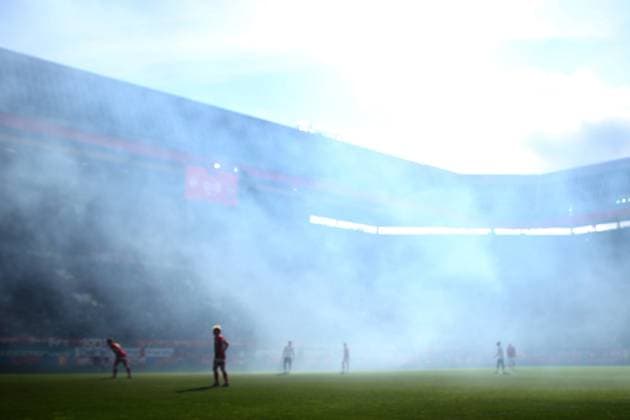 26 10 2025, xmohx, Fußball 2 Bundesliga, 1 FC Kaiserslautern 1 FC Nürnberg v l Fans 1 FC Nuernberg Ultrs Banda Amici zuenden Pyrotechnik, Benglos, Rauch, Nebel, Feuerwerk DFL DFB REGULATIONS PROHIBIT ANY USE OF PHOTOGRAPHS as IMAGE SEQUENCES and or QUASI VIDEO Kaiserslautern