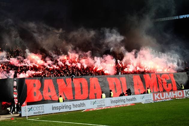 26 10 2025, xmohx, Fußball 2 Bundesliga, 1 FC Kaiserslautern 1 FC Nürnberg v l Fans 1 FC Nuernberg Ultrs Banda Amici zuenden Pyrotechnik, Benglos, Rauch, Nebel, Feuerwerk DFL DFB REGULATIONS PROHIBIT ANY USE OF PHOTOGRAPHS as IMAGE SEQUENCES and or QUASI VIDEO Kaiserslautern