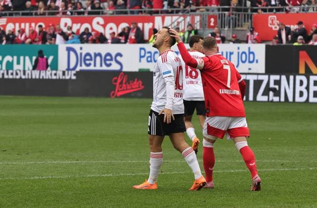 26 10 2025 Soccer season 2025 2026 2 Soccer Bundesliga 10 Matchday 1 FC Kaiserslautern FCK Lautern Red Devils 1 FC Nürnberg FCN Club Sportfoto Zink DaMa xdaxmax DFL regulations prohibit any use of photographs as image sequences and or quasi video only for editorial use Julian Justvan 10, 1 FC Nürnberg FCN disappointed Disappointment after missed penalty kick