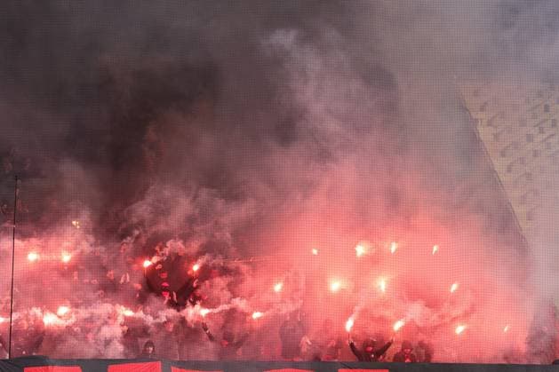 26 10 2025 Soccer Season 2025 2026 2 Soccer Bundesliga 10 Matchday 1 FC Kaiserslautern FCK Lautern Roten Teufel 1 FC Nürnberg FCN Club Sportfoto Zink DaMa xdaxmax DFL regulations prohibit any use of photographs as image sequences and or quasi video only for editorial use Symbolbild Symbolfoto Feature Impression Clubfan Clubfans FCN Fans Fans Fans mit Pyrotechnik Pyro Bengalfackel Bengalfackeln Rauch