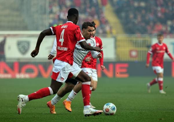 26 10 2025 Soccer Season 2025 2026 2 Soccer Bundesliga 10 Matchday 1 FC Kaiserslautern FCK Lautern Red Devils 1 FC Nuremberg FCN Club Sportfoto Zink DaMa xdaxmax DFL regulations prohibit any use of photographs as image sequences and or quasi video only for editorial use Maxwell Gyamfi 4, 1 FC Kaiserslautern FCK Rafael Lubach 18, 1 FC Nuremberg FCN