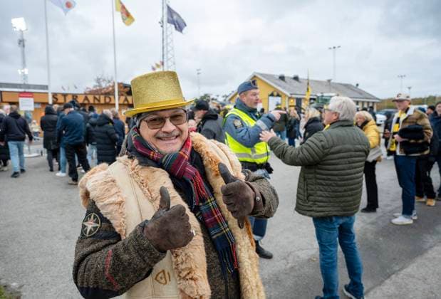 HÄLLEVIK 2025 10 26 Supporter Peter with a golden hat during Sundays football match in the Allsvenskan between Mjällby AIF and IFK Norrköping at Strandvallen in Hällevik HÄLLEVIK SWEDEN x50090x  Copyright: xJohanxNilssonx xTTx ALLSVENSKAN MJÄLLBY-NORRKÖPING