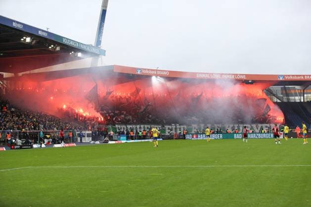26 10 2025, xtgx, Fußball 2 Bundesliga, Eintracht Braunschweig Hannover 96 v l symbol photo, symbol image, symbol fans, spectators, audience, tribute choreo, choreography, choreography pyro, pyrotechnics, Bengalo, smoke, fireworks DFL DFB REGULATIONS PROHIBIT ANY USE OF PHOTOGRAPHS as IMAGE SEQUENCES and or QUASI VIDEO Braunschweig