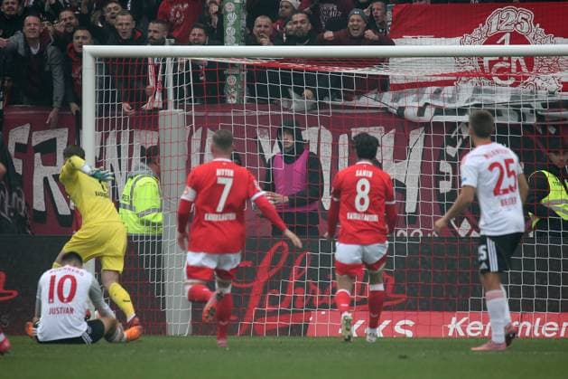 26 10 2025, xmohx, Fussball 2 Bundesliga, 1 FC Kaiserslautern 1 FC Nürnberg v l Julian Justvan 1 FC Nuernberg misses the penalty, slips out DFL DFB REGULATIONS PROHIBIT ANY USE OF PHOTOGRAPHS as IMAGE SEQUENCES and or QUASI VIDEO Kaiserslautern