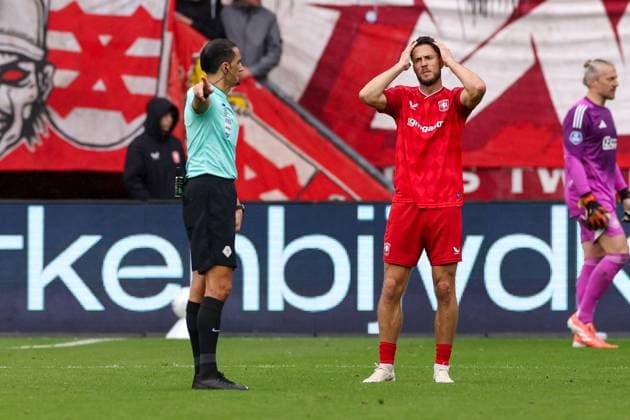 2025-10-26 FC Twente v AFC Ajax - Dutch Eredivisie ENSCHEDE, NETHERLANDS - OCTOBER 26: Referee Serdar Gozubuyuk, Ricky van Wolfswinkel of FC Twente during the Dutch Eredivisie match between FC Twente and AFC Ajax at De Grolsch Veste on October 26, 2025 in Enschede, Netherlands. Enschede De Grolsch Veste Netherlands Content not available for redistribution in The Netherlands directly or indirectly through any third parties. Copyright: xBenxGalx