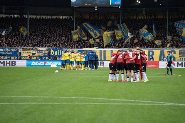 Germany, Football, 2 Bundesliga, Matchday 10 2025 2026, Eintracht Braunschweig Hannover 96 on 26 10 in Braunschweig Eintracht Stadion Team circles before the match Copyright: xSvenxHeidmannx