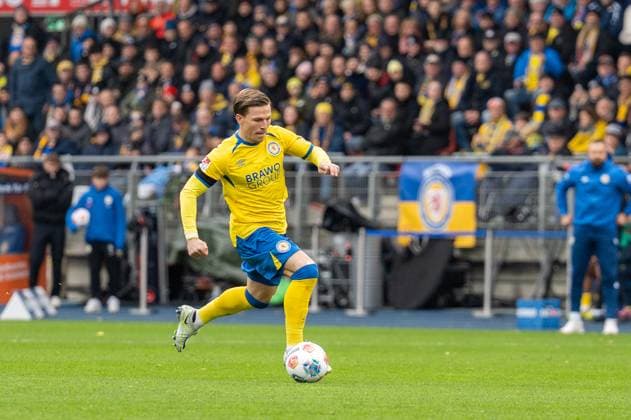 Germany, Soccer, 2 Bundesliga, 10 Matchday 2025 2026, Eintracht Braunschweig Hannover 96 on 26 10 in Braunschweig Eintracht Stadion Lino Tempelmann Eintracht Braunschweig 20 drives Copyright: xSvenxHeidmannx