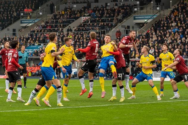 Germany, Soccer, 2 Bundesliga, 10 Matchday 2025 2026, Eintracht Braunschweig Hannover 96 on 26 10 in Braunschweig Eintracht Stadium Air Duels Copyright: xSvenxHeidmannx