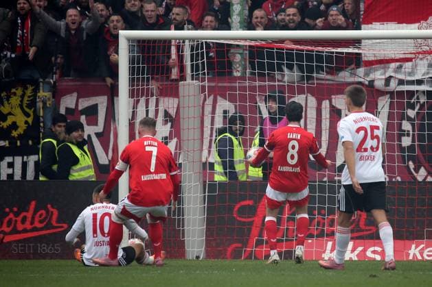 26 10 2025, xmohx, Fussball 2 Bundesliga, 1 FC Kaiserslautern 1 FC Nürnberg v l Julian Justvan 1 FC Nuernberg misses the penalty, slips out DFL DFB REGULATIONS PROHIBIT ANY USE OF PHOTOGRAPHS as IMAGE SEQUENCES and or QUASI VIDEO Kaiserslautern