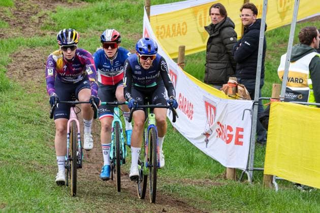Telenet Superprestige Overijse OVERIJSE, BELGIUM - OCTOBER 26 : Brand Lucinda (NED) of Baloise Glowi Lions, Vas Kata Blanka (HUN) of Sd Workx - Protime in action during the Telenet Superprstige Overijse cyclorcross pictured on October 26, 2025 in Overijse, Belgium, 26 10 2025 Overijse Belgium  Copyright: xGbax