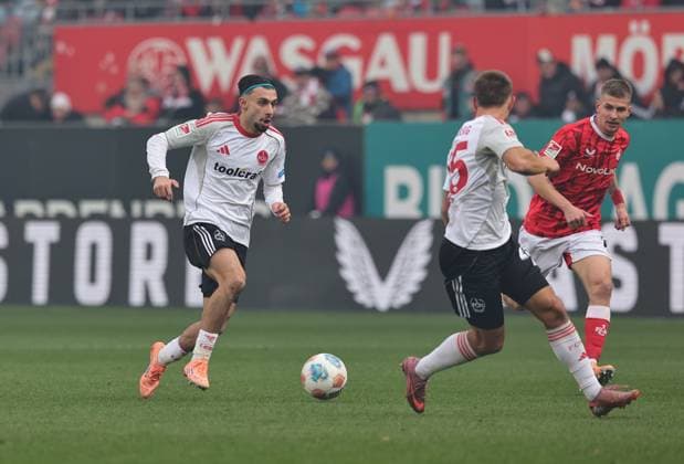 26 10 2025 Football season 2025 2026 2 Football Bundesliga 10 Matchday 1 FC Kaiserslautern FCK Lautern Roten Teufel 1 FC Nürnberg FCN Club Sportfoto Zink DaMa xdaxmax DFL regulations prohibit any use of photographs as image sequences and or quasi video only for editorial use Berkay Yilmaz 21, 1 FC Nürnberg FCN im Angriff