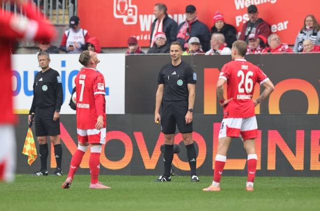 26 10 2025 Soccer season 2025 2026 2 Soccer Bundesliga 10 Matchday 1 FC Kaiserslautern FCK Lautern Red Devils 1 FC Nürnberg FCN Club Sportfoto Zink DaMa xdaxmax DFL regulations prohibit any use of photographs as image sequences and or quasi video only for editorial use Sören Storks Referee explains to spectators audience fans the decision after video evidence