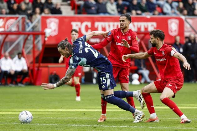 ENSCHEDE - (L-R) Wout Weghorst of Ajax, Ramiz Zerrouki of FC Twente, Robin Pröpper of FC Twente during the Dutch Eredivisie match between FC Twente and AFC Ajax at the Grolsch Veste Stadium on October 26, 2025, in Enschede, Netherlands. ANP VINCENT JANNINK Eredivisie 2025-2026 xVIxANPxSportx xxANPxIVx 540356019 originalFilename: 540356019.jpg