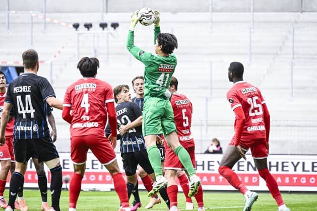 Antwerp s goalkeeper Taishi Brandon Nozawa pictured in action during a soccer match between Royal Antwerp FC and Club Brugge, Sunday 26 October 2025 in Antwerp, on day 12 of the 2025-2026 Jupiler Pro League first division of the Belgian championship. TOM GOYVAERTS TomxGoyvaerts  x138004141x