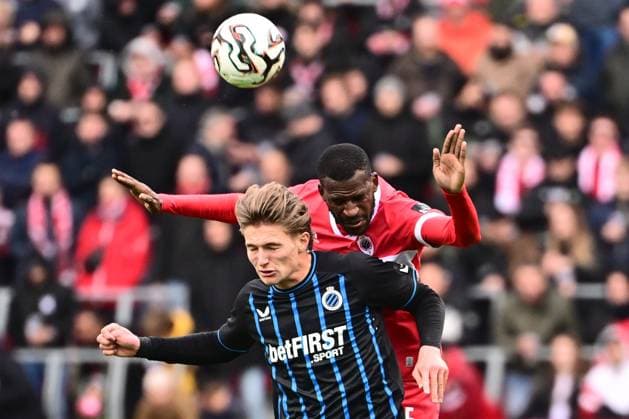 Royal Antwerp FC v Club Brugge - Jupiler Pro League DEURNE, BELGIUM - OCTOBER 26 : Kouyate Kiki defender of Royal Antwerp FC and Vermant Romeo forward of Club Brugge battle for the ball during the Jupiler Pro League match between Royal Antwerp FC and Club Brugge on October 26, 2025 in Deurne, Belgium, 26 10 2025 Deurne Belgium  Copyright: xPeterxDexVoechtx