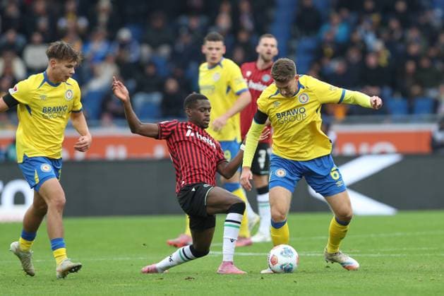 26 10 2025, xtgx, Fußball 2 Bundesliga, Eintracht Braunschweig Hannover 96 v l Mustapha Bundu Hannover, 7 , Florian Flick Braunschweig Zweikampf, Duell, Kampf, tackle DFL DFB REGULATIONS PROHIBIT ANY USE OF PHOTOGRAPHS as IMAGE SEQUENCES and or QUASI VIDEO Braunschweig