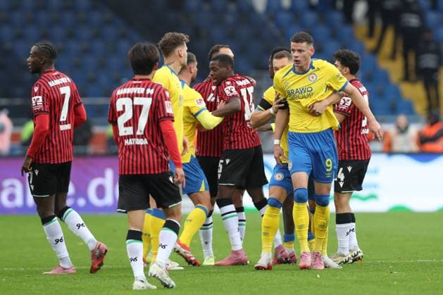 26 10 2025, xtgx, Soccer 2 Bundesliga, Eintracht Braunschweig Hannover 96 v l Erencan Yardimci Braunschweig, 9 DFL DFB REGULATIONS PROHIBIT ANY USE OF PHOTOGRAPHS as IMAGE SEQUENCES and or QUASI VIDEO Braunschweig