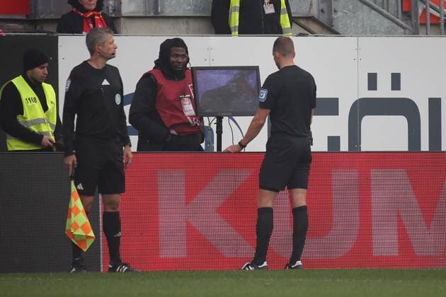 26 10 2025, xmohx, Soccer 2 Bundesliga, 1 FC Kaiserslautern 1 FC Nürnberg v l Referee Referee Sören Storks Ramsdorf VAR DFL DFB REGULATIONS PROHIBIT ANY USE OF PHOTOGRAPHS as IMAGE SEQUENCES and or QUASI VIDEO Kaiserslautern