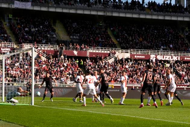 GenoaÕs goalkeeper Nicola Leali save during the Serie A soccer match between Torino Fc and Genoa at the Stadio Olimpico Grande Torino in Turin, north west Italy - October 26, 2025. - Soccer  Copyright: xFabioxFerrari LaPressex