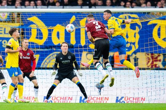 26 10 2025 Soccer, 2025 2026, 2 Bundesliga, 10 Matchday, Eintracht Braunschweig Hannover 96 M R Ron Thorben Hoffmann Braunschweig , Boris Tomiak Hannover , Erencan Yardimci Braunschweig DFL REGULATIONS PROHIBIT ANY USE OF PHOTOGRAPHS AS IMAGE SEQUENCES AND OR QUASI VIDEO