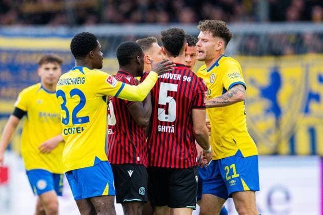 26 10 2025 Football, 2025 2026, 2 Bundesliga, 10 Matchday, Eintracht Braunschweig Hannover 96 Rudelbildung, R Christian Conteh Braunschweig , M R Virgil GhiÈa Hannover , Erencan Yardimci Braunschweig , Kevin Ehlers Braunschweig DFL REGULATIONS PROHIBIT ANY USE OF PHOTOGRAPHS AS IMAGE SEQUENCES AND OR QUASI VIDEO