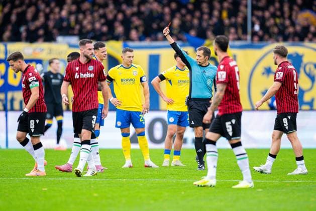 26 10 2025 Soccer, 2025 2026, 2 Bundesliga, Matchday 10, Eintracht Braunschweig Hannover 96 Robert Hartmann Referee shows Erencan Yardimci Braunschweig the red card, sending off DFL REGULATIONS PROHIBIT ANY USE OF PHOTOGRAPHS AS IMAGE SEQUENCES AND OR QUASI VIDEO