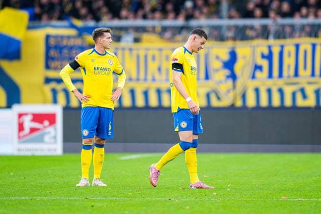 26 10 2025 Soccer, 2025 2026, 2 Bundesliga, 10 Matchday, Eintracht Braunschweig Hannover 96 L R Florian Flick Braunschweig , Erencan Yardimci Braunschweig after his red card, sending off DFL REGULATIONS PROHIBIT ANY USE OF PHOTOGRAPHS AS IMAGE SEQUENCES AND OR QUASI VIDEO